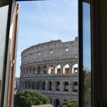 Jacuzzi In Front Of The Colosseum Rom Exterior foto