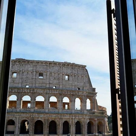 Jacuzzi In Front Of The Colosseum Rom Exterior foto