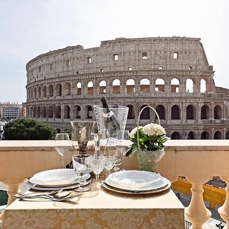 Jacuzzi In Front Of The Colosseum Rom Exterior foto