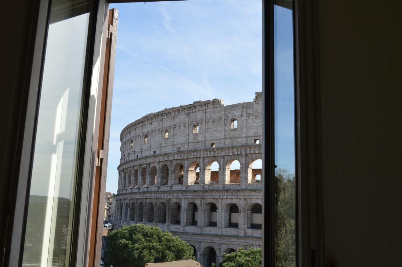 Jacuzzi In Front Of The Colosseum Rom Exterior foto