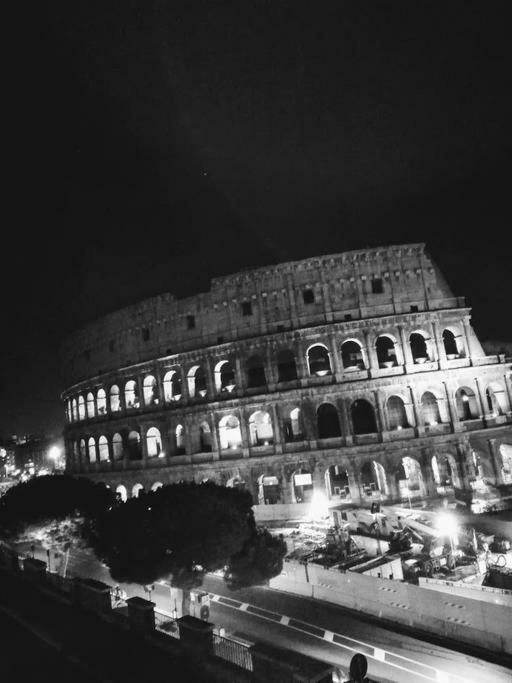 Jacuzzi In Front Of The Colosseum Rom Exterior foto