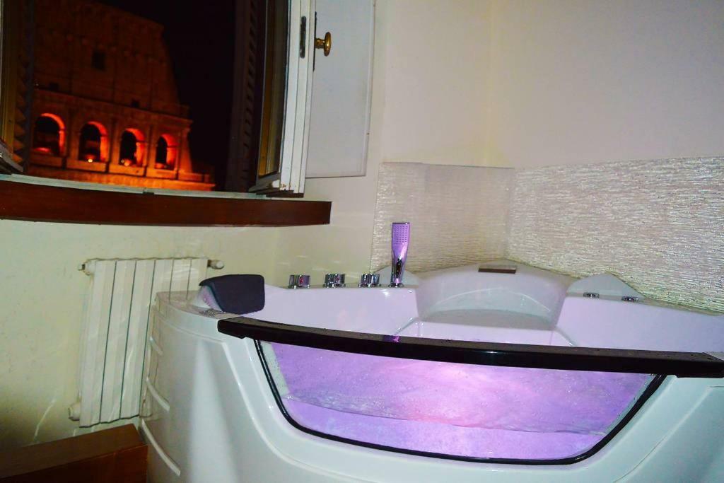 Jacuzzi In Front Of The Colosseum Rom Exterior foto