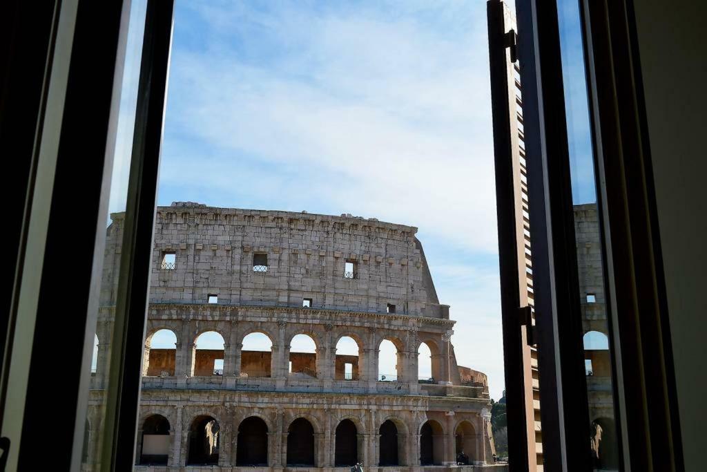 Jacuzzi In Front Of The Colosseum Rom Exterior foto
