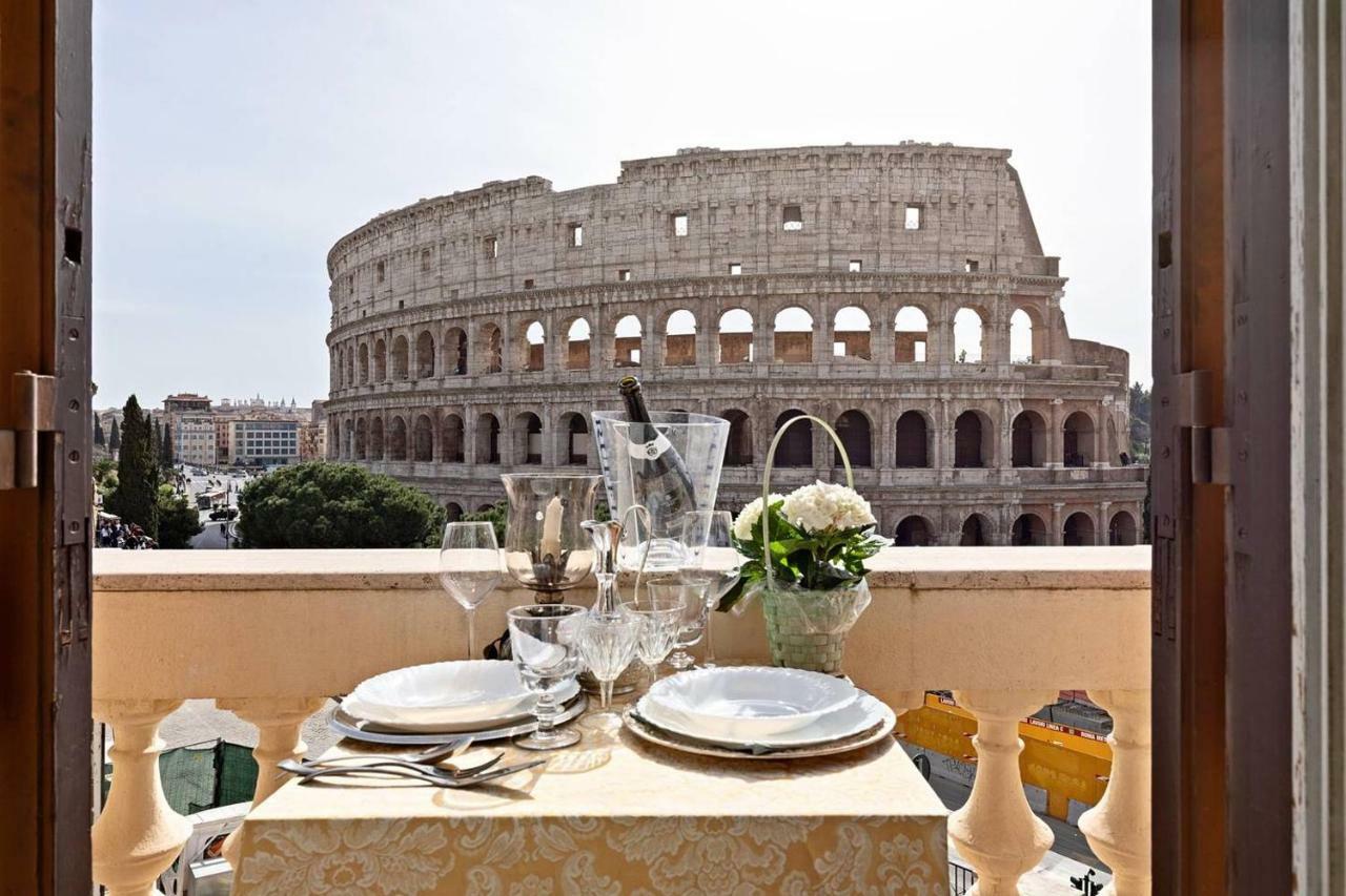 Jacuzzi In Front Of The Colosseum Rom Exterior foto