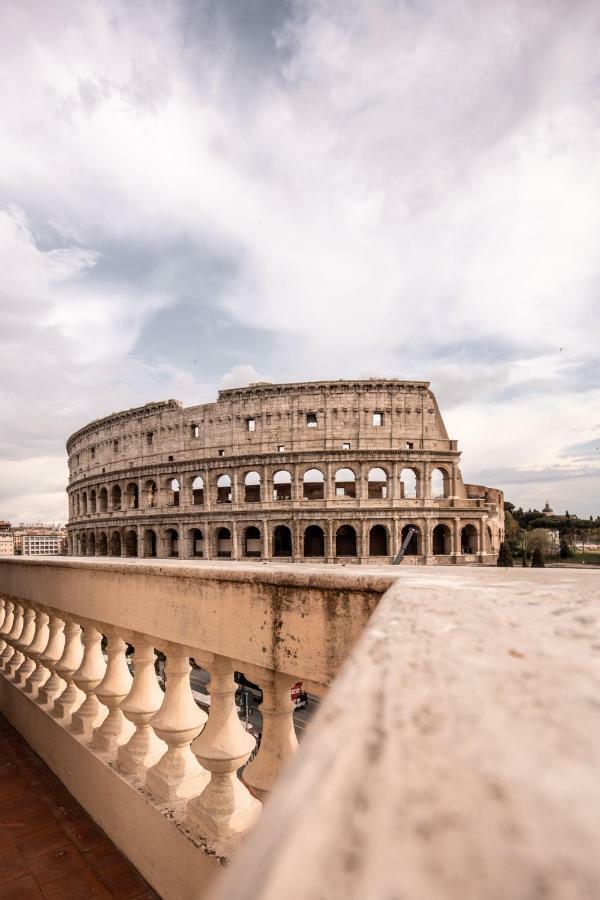 Jacuzzi In Front Of The Colosseum Rom Exterior foto